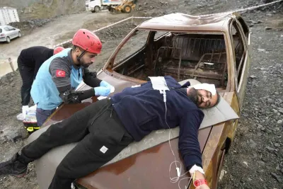 Gümüşhane'de heyelan ve kaza senaryolu gerçeği aratmayan UMKE tatbikatı