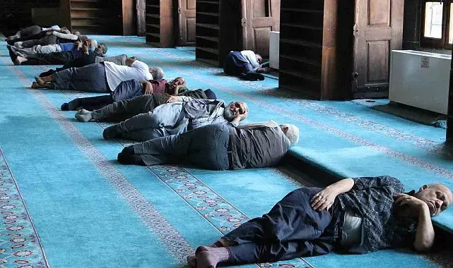 Diyarbakır'da turistler sıcak havadan korunmak için camilere sığındı