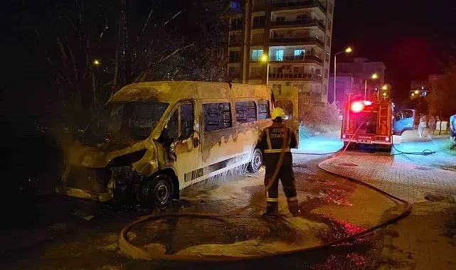 Minibüs alevlere teslim oldu