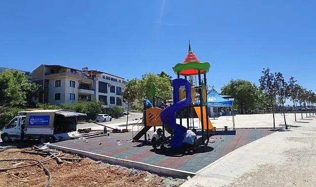 Gölcük Ulaşlı Sahili'ne yeni çocuk oyun alanı inşa ediliyor