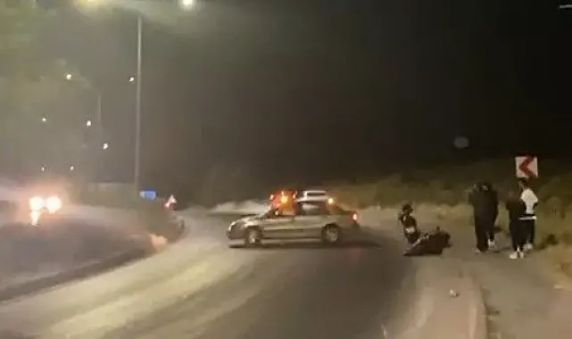 Düştüğü ıslak yolu kayda alırken, kadrajına başka bir kaza girdi