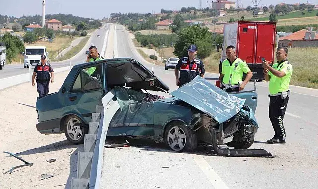 Tofaş bariyerlere ok gibi saplandı: 1 yaralı