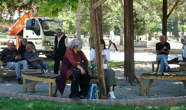 Malatya'da sıcak havada parklar doldu