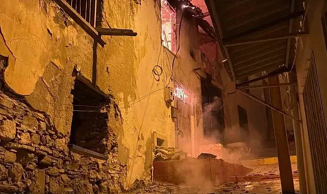 Kuşadası'nda gece yarısı korkutan yangın: Yanlış parklar itfaiyeyi geciktirdi