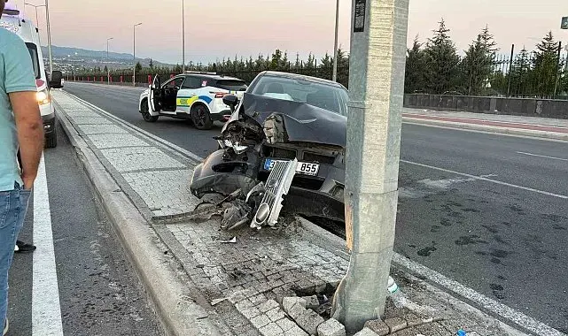 Kayseri'de otomobil aydınlatma direğine çarptı: 1 yaralı
