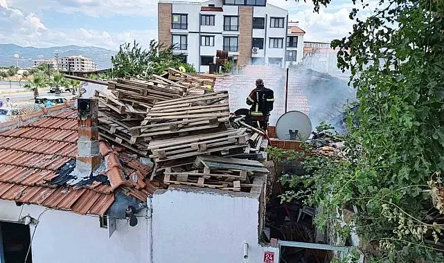 Burhaniye'de yanan evde mahsur kalan vatandaşı itfaiye kurtardı
