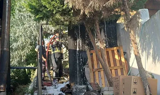 Evin hurdalık bölümünde çıkan yangın ekipleri harekete geçirdi