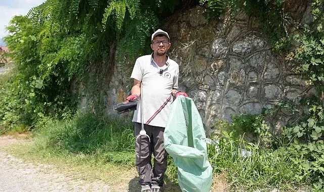 Düzce'de temizlik işçisi bulduğu altın dolu çantayı polise teslim etti