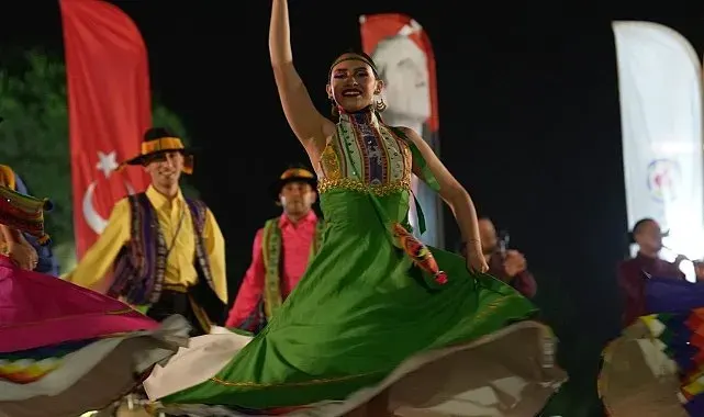 20. Uluslararası Halk Dansları Festivali'nde coşku sürüyor