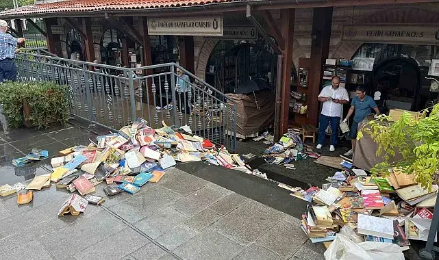 Üsküdar Sahaflar Çarşısı'nı su bastı: Yüzlerce kitap kullanılamaz hale geldi