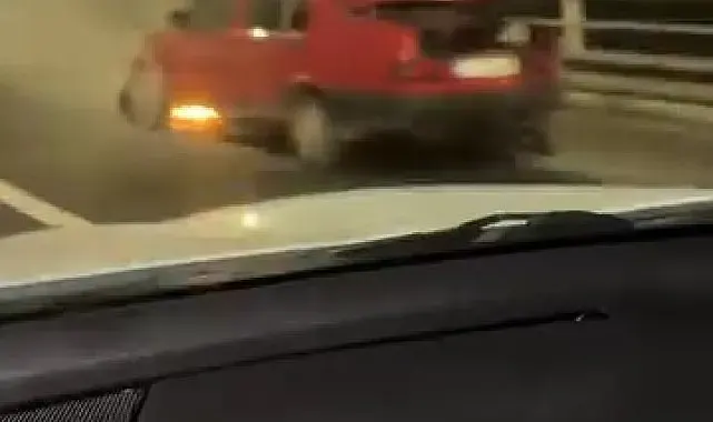 Tofaş marka otomobil köprünün üzerinde alev aldı