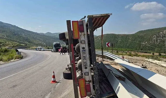 Antalya-Konya yolunda devrilen tırın sürücüsü yaralandı