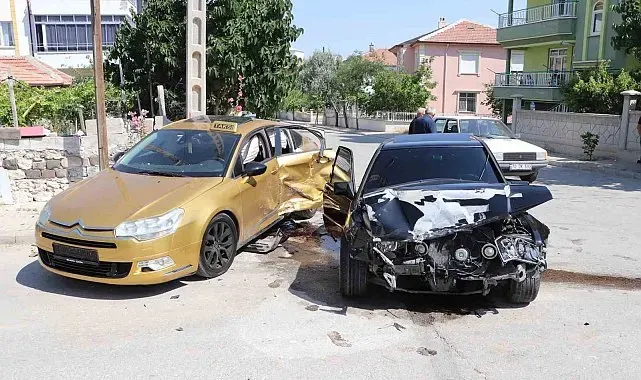 Karaman'da iki otomobilin çarpıştığı kazada 3 kişi yaralandı: Kaza anı kameraya yansıdı