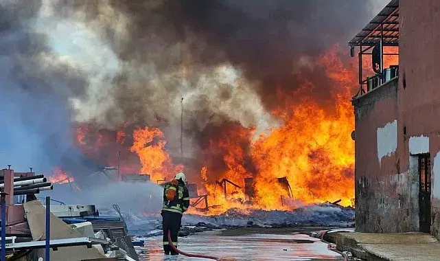 Açık alandaki hurdalar alev aldı: Çok sayıda ekip müdahale ediyor