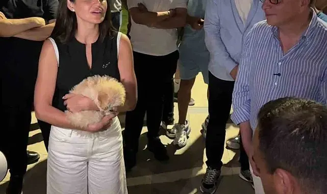 Şarkıcı Elif Buse Doğan'ın darbukalı, ıslıklı mini konseri vatandaşların beğenisi topladı