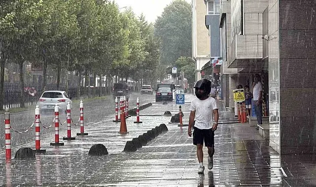Yaz sıcağını sağanak ve kuvvetli rüzgar bozdu