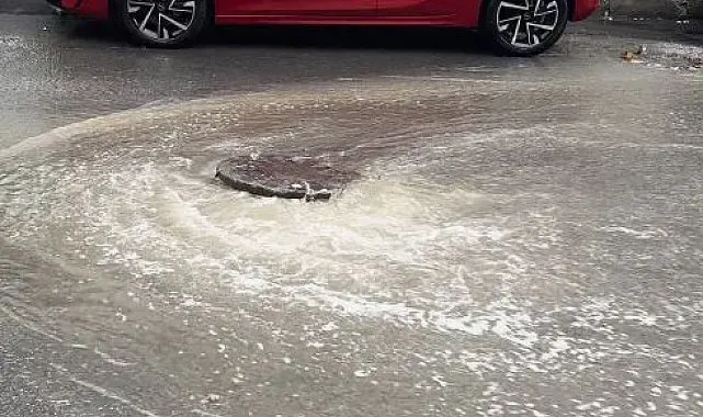 İstanbul'da sağanak nedeniyle rögarlar taştı, caddeler ve köprü altları göle döndü