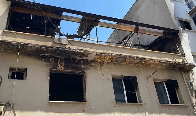 Evini ateşe verdi, alevler geceyi aydınlattı