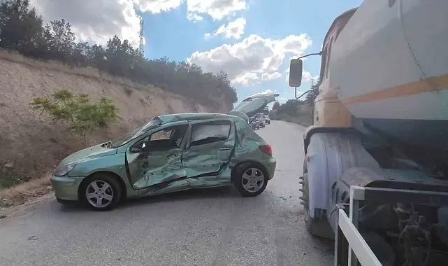Bilecik'te kontrolden çıkan otomobil karşı yönden gelen su tankerine çarptı