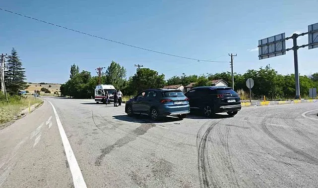 Yalvaç'ta iki otomobil kavşakta çarpıştı: 6 yaralı