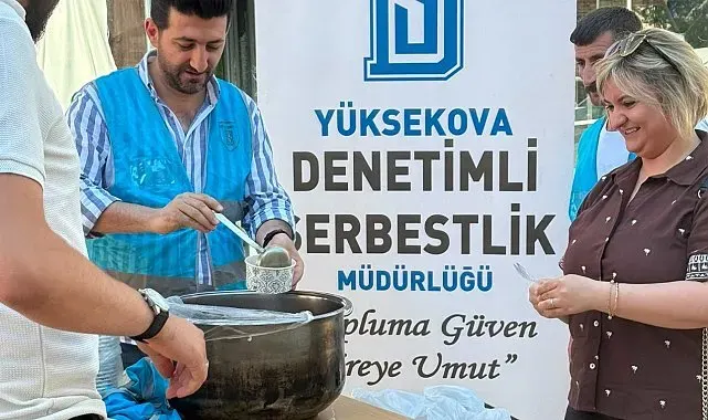 Yüksekova'da vatandaşlara aşure ikramı
