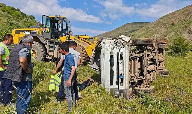 Bingöl'de su tankeri devrildi: 2 yaralı