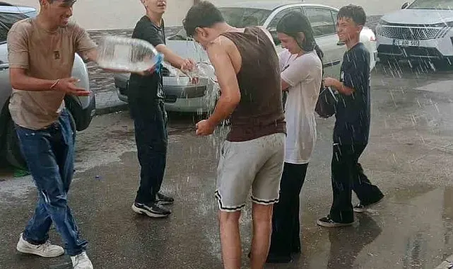 Sıcaktan bunalan gençler serinlemek için su savaşı yaptı
