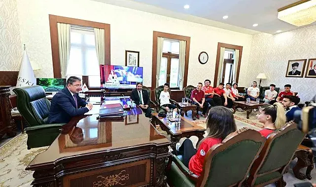Vali Yılmaz, başarılarıyla gurur kaynağı olan sporcuları makamında ağırladı