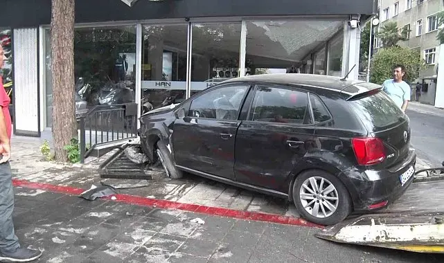 Kadıköy'de sürücü galeriye daldı