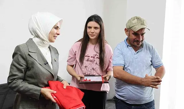 Engelli kardeşlerine ömrünü adayan Çilem'e ev tapusu teslim edildi