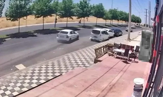 Araçların sırayla çarpıştığı kaza kamerada