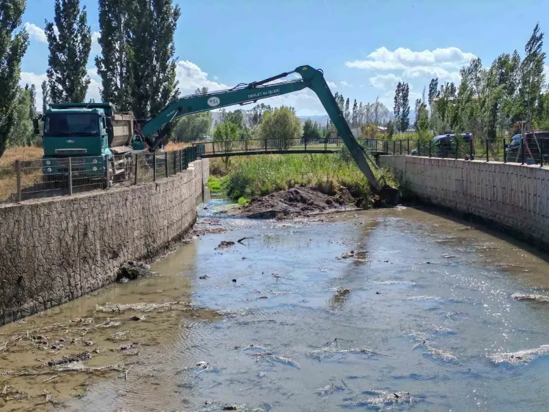 Bayburt Çiğdemtepe köyünde dere yatağı ıslah çalışmaları hız kesmeden sürüyor