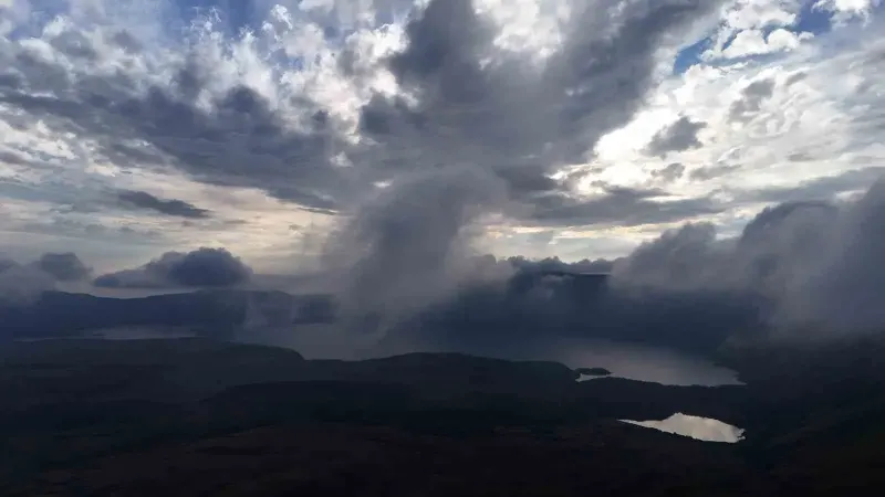 Nemrut Kalderası üzerinde bulutların dansı havadan görüntülendi