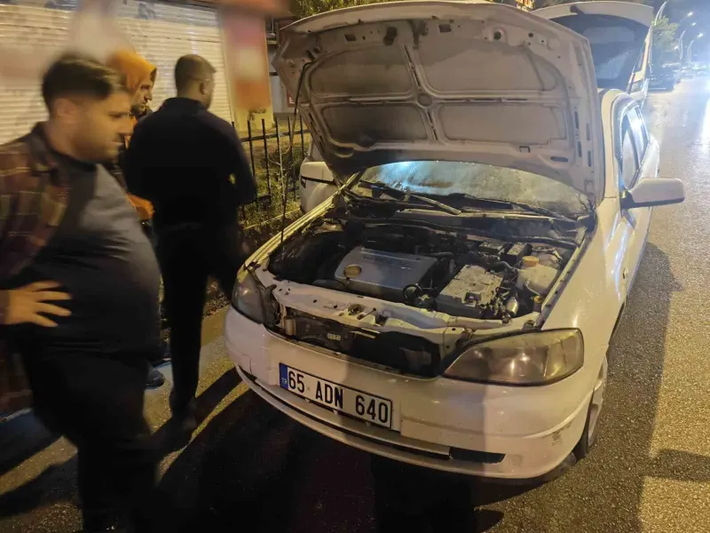 Van'da seyir halindeki otomobil alev aldı
