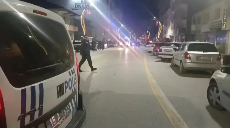Burdur'da üç katlı apartmanın çatısında çıkan yangın söndürüldü