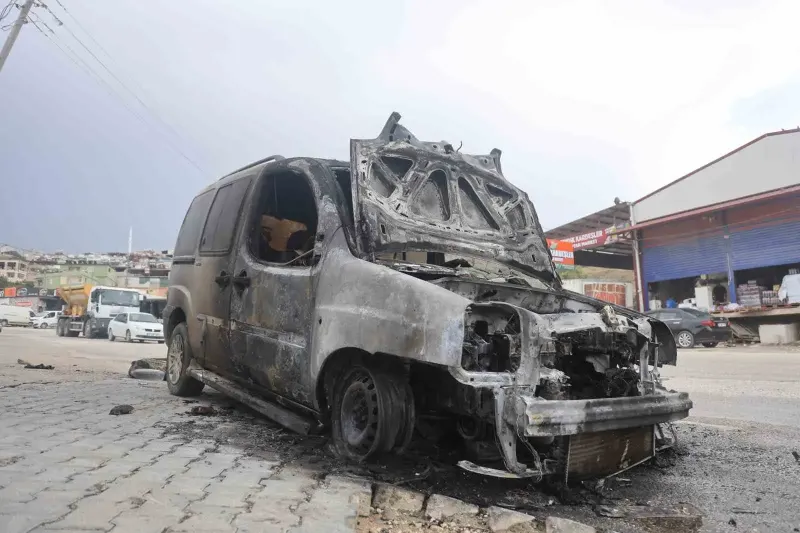 Hatay'da seyir halindeki hafif ticari araç alev topuna döndü