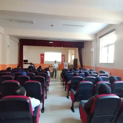 Bayburt'taki lisede son sınıf öğrencilerine YKS bilgilendirmesi yapıldı