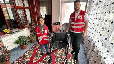 Türk Kızılaydan engelli vatandaşa tekerlekli sandalye yardımı