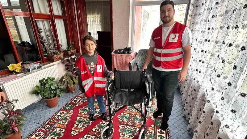 Türk Kızılaydan engelli vatandaşa tekerlekli sandalye yardımı