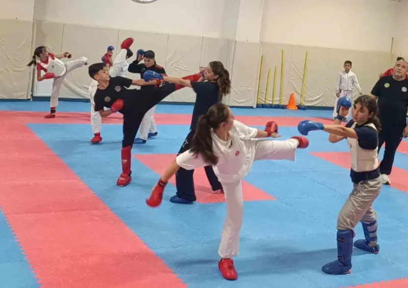 Eskişehirli genç karateciler haftanın altı günü antrenman yapıyor