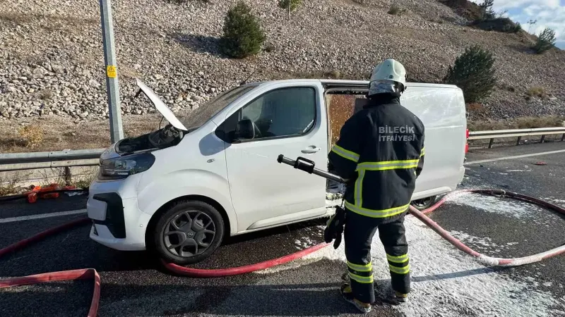 Bilecik'te seyir halindeki ticari araç alev aldı