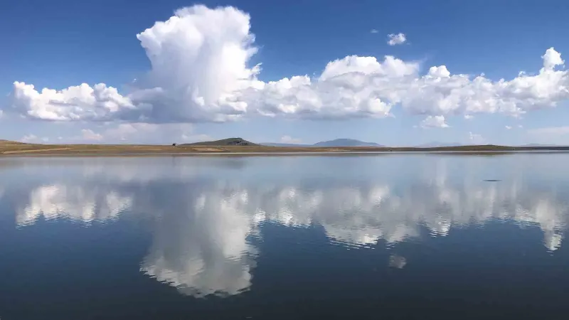 Kars'ta bin 800 rakımlı Bayburt Baraj Gölü'nde bulutların yansıması hayran bıraktı
