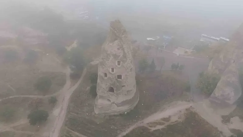 Kapadokya'da yoğun sis etkili oldu ve peribacaları sis bulutuyla kaplandı