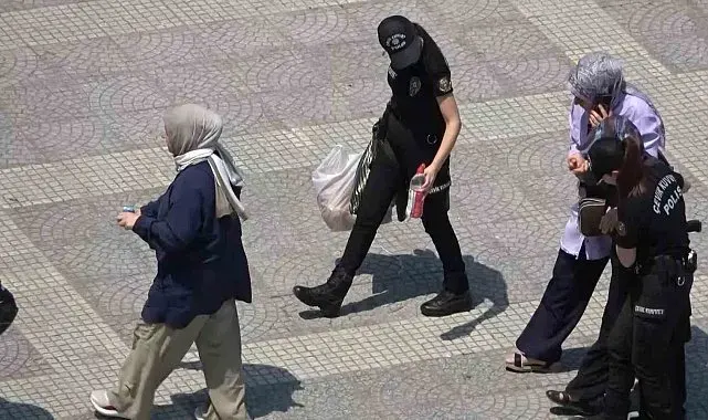 Samsun'da sıcaktan bayılan kadının yardımına vatandaşlar ve polisler koştu