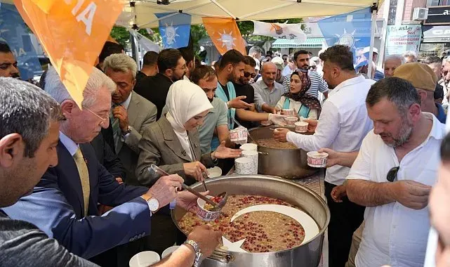 Bakan Göktaş, Erzincan'da aşure dağıttı, esnafı ziyaret etti