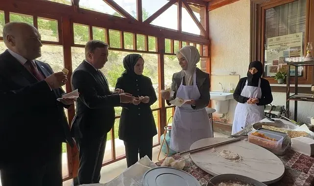 Bakan Göktaş, Erzincan'da kadın kooperatifinde gözleme pişirip ikram etti