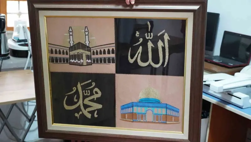 Manisalı nakış eğitmeni rüyasında gördüğü manevi tasarımı 200 bin batışla işledi