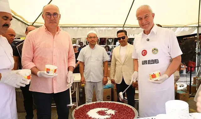 Başkan Özçelik kazanın başına geçip vatandaşlara aşure ikram etti