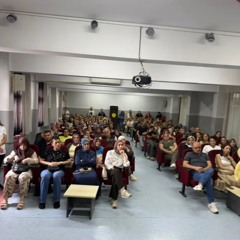 Adana'da lise velilerine aile eğitimi ve bilinçli medya semineri verildi