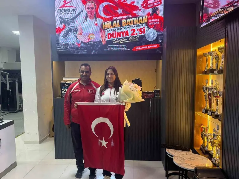 Dünya ikincisi milli sporcu Hilal Bayhan Denizli'de coşkuyla karşılandı